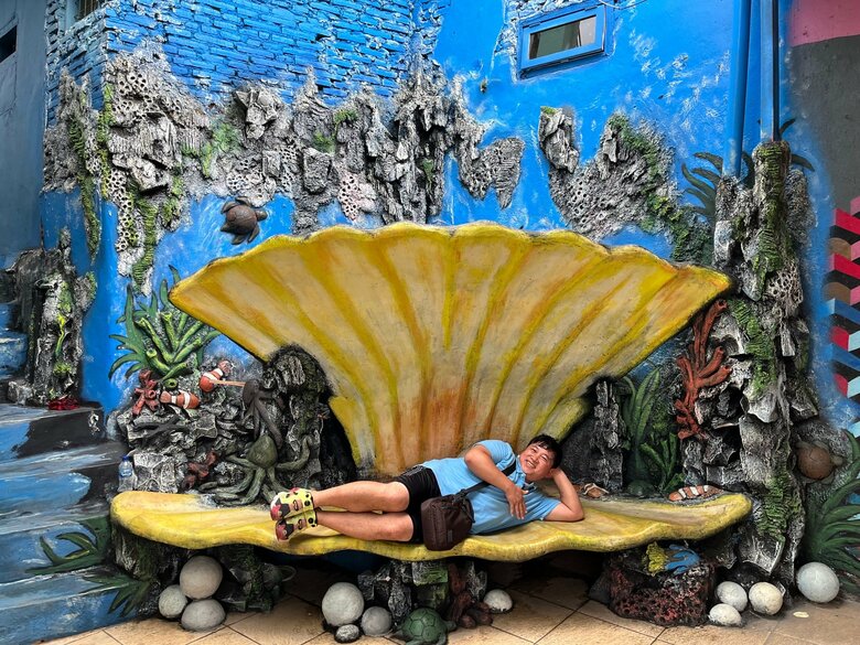 ロケの合間にくつろぎポーズでパシャリ