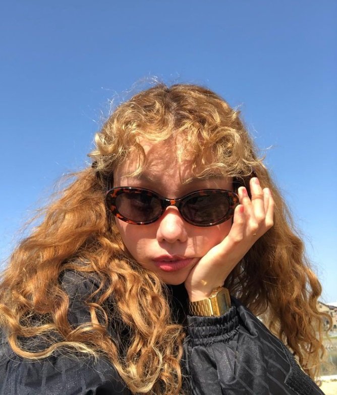 pecoさんのふんわりとしたブロンドヘアはファンの間でも大人気