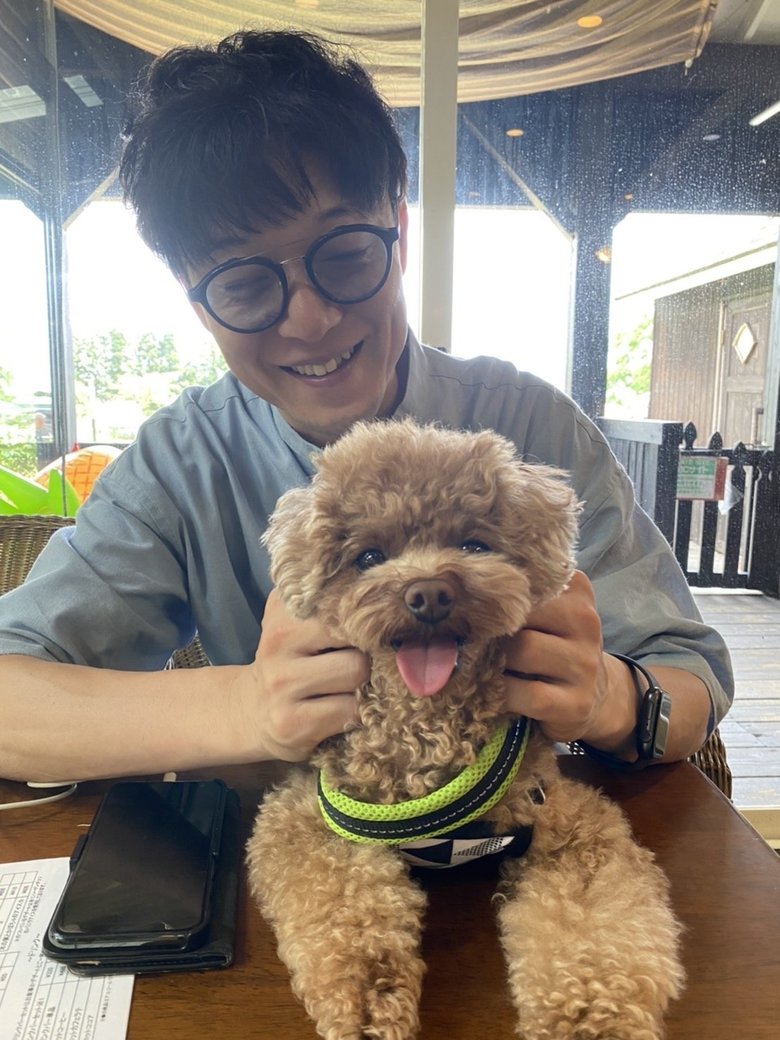 佐藤さんの近影　愛犬コタローと