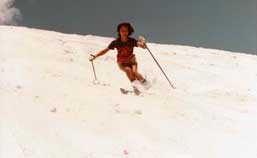 学生時代にスキーで颯爽と滑る当時の安藤優子さん「かっこいい」