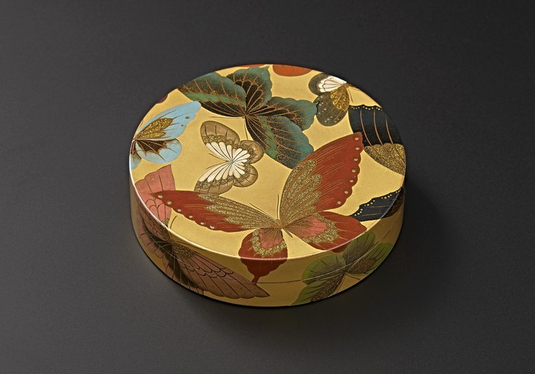 金色の地に色とりどりの蝶があでやかな香合（香を入れる器）