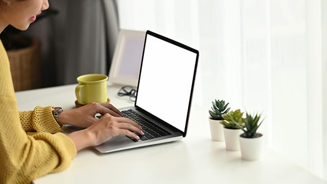 PC作業が多いと姿勢の悪さにつながるイメージ