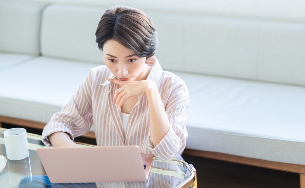お見舞いメールを打つ女性