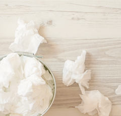 人前で音を立てて鼻をかむのは不快？容認派からの反論と密かな気配り