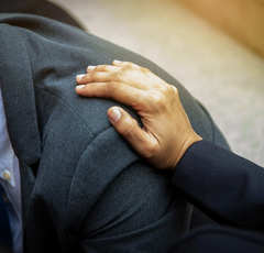 辛いのはみんな一緒だよ…不用意な励ましが実は相手を傷つけていた！？