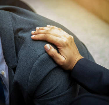 辛いのはみんな一緒だよ…不用意な励ましが実は相手を傷つけていた！？