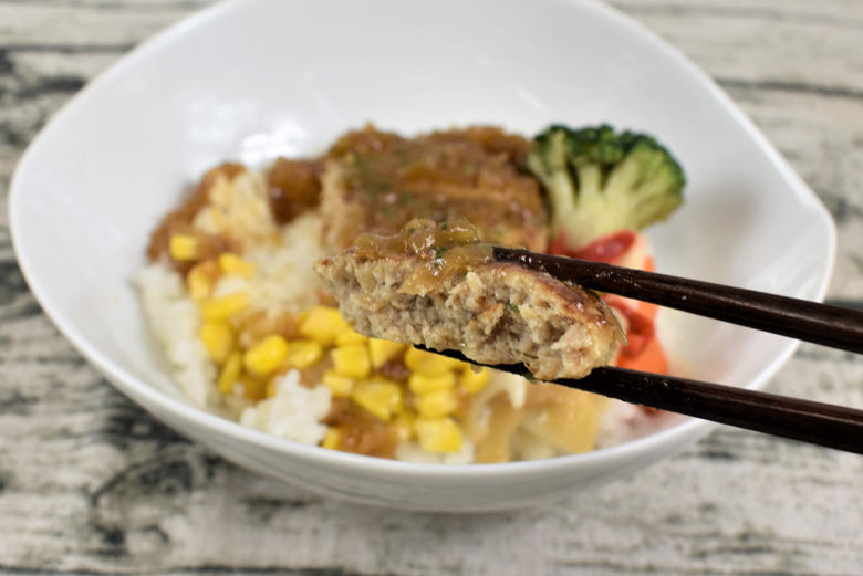 ファミマのおすすめメニュー「和風オニオンソースのハンバーグ丼」の実食画像