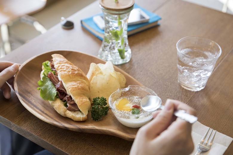 カフェでランチを食べる