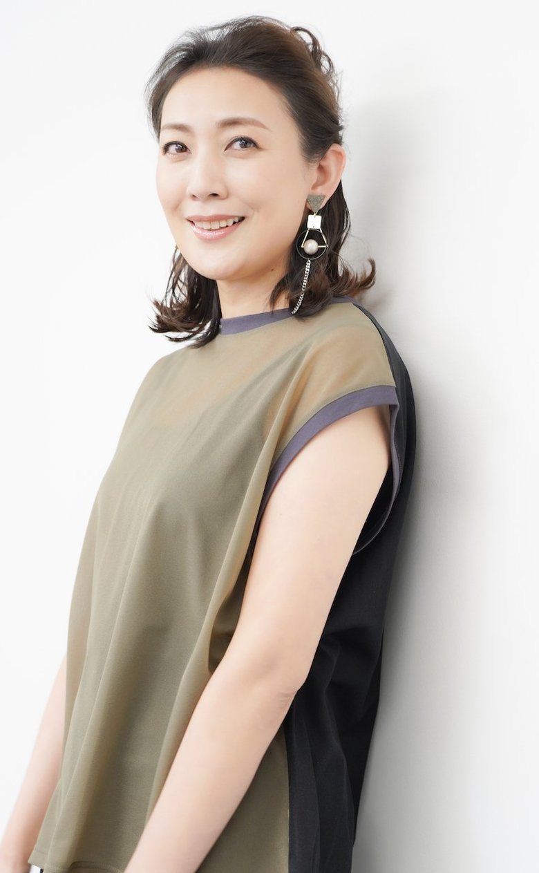 背面はダークトーンでおしゃれ！エレガントな着こなしの田中さん