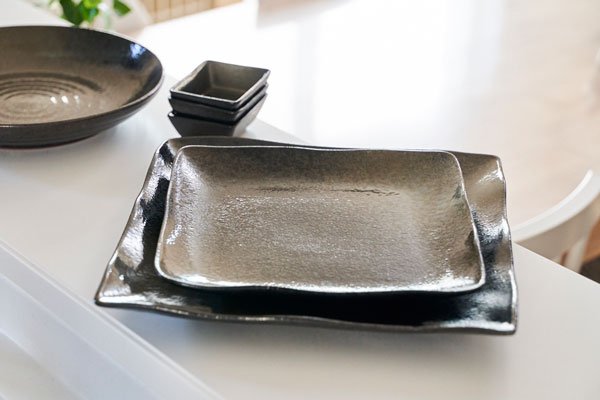 ▲（下）27cm角皿　緑吹天目（MT-150）740円、22cm角皿　緑吹天目（MT-151）462円（ともに税抜）