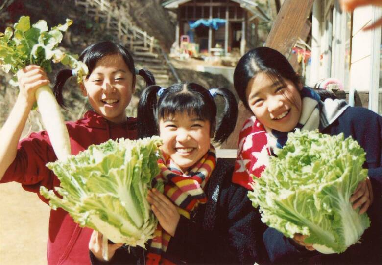 自分たちで育てた野菜を抱える「ファーム」クラスの子どもたち