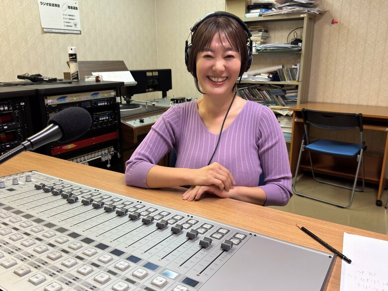 ラジオ沖縄の編集部屋にて