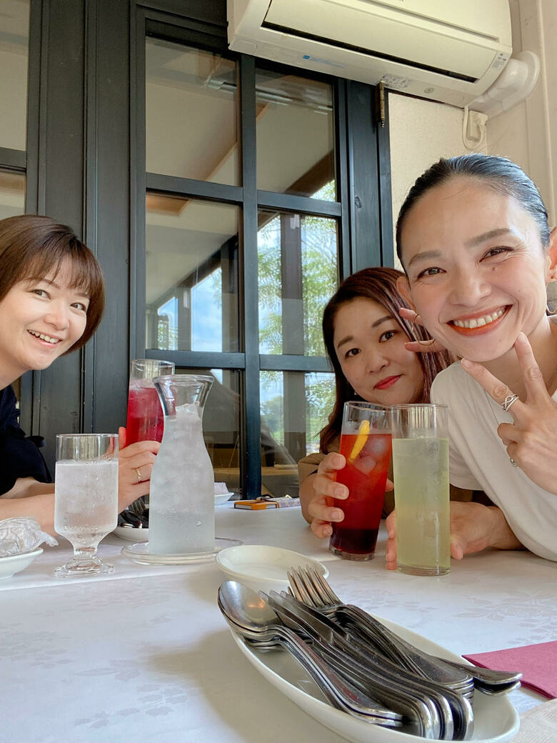 友人たちとのホームパーティで元気をもらうそう。右端が佐々木さん