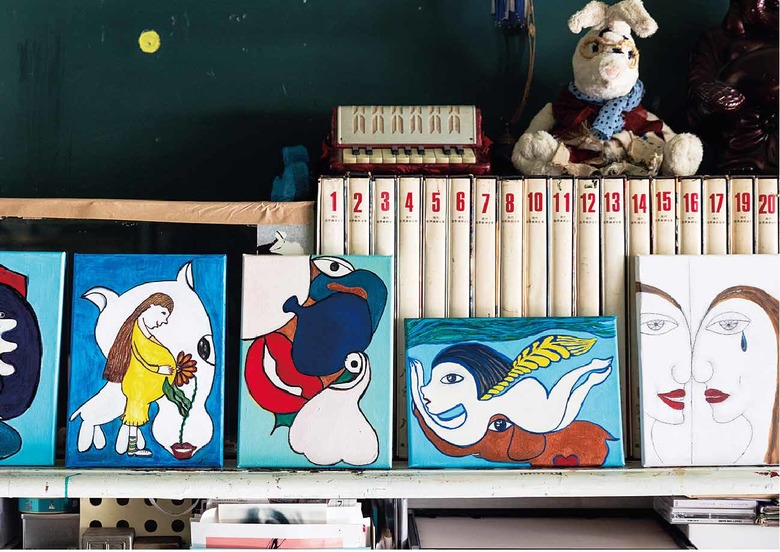 個展に出品した作品。そのときどきでタッチが変わり、作風はいろいろだが、豊かな色彩で母性のような温もりを感じる。浅野さんの広い世界観に驚かされる