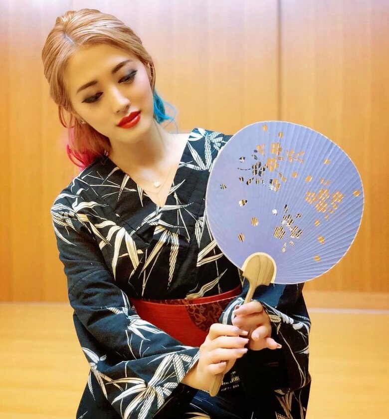 ブルーとレッドの髪色