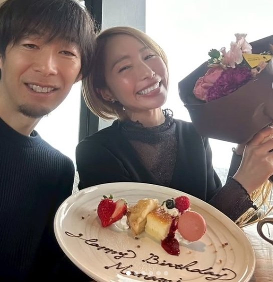 2026年3月、彦坂さんの37歳の誕生日にご主人とあふれるような笑顔で