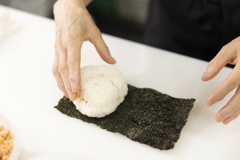 14／海苔のざらざらしたほうにご飯を片側に寄せてのせる