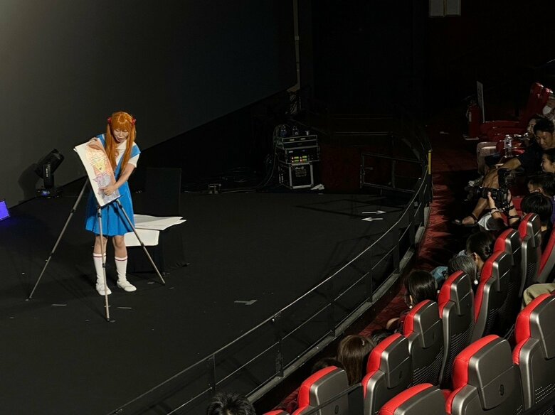 タイで日本人のお客さんを前にネタを披露する稲垣さん