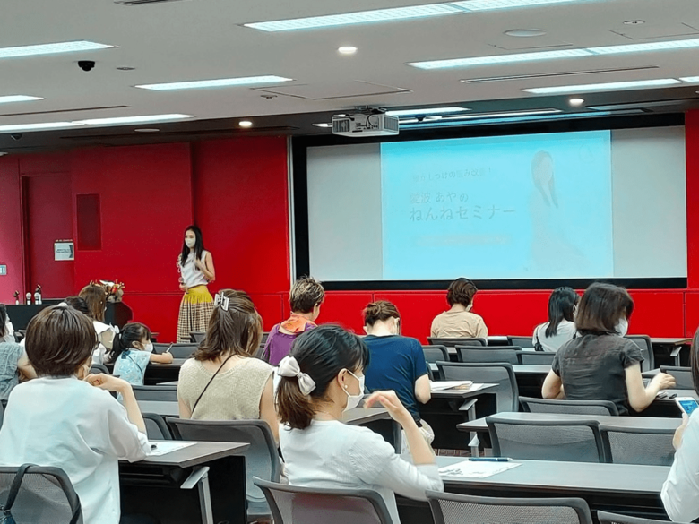 ニューヨークで生活する愛波さんは日本へ帰国したときは講演会も行う