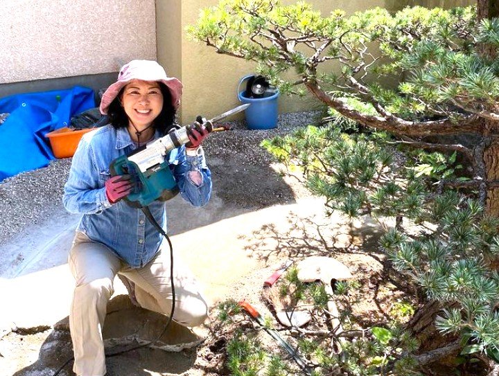 治療現場でドリルを手に