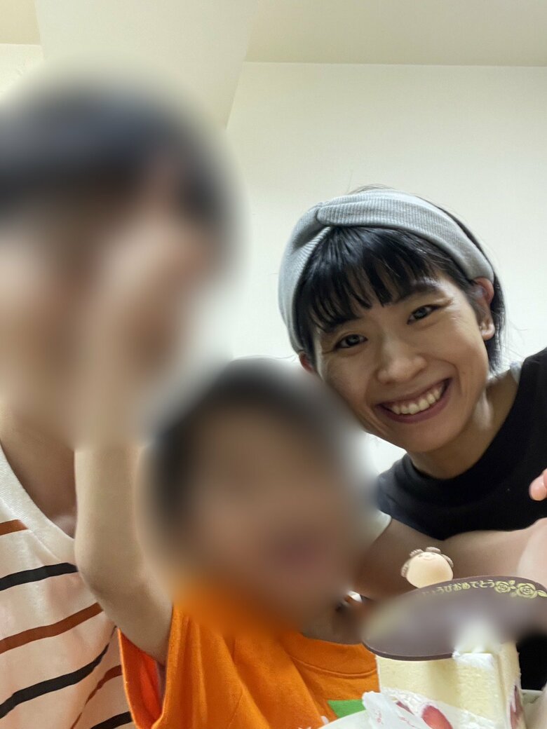 誕生日を家族でお祝い！左から夫さん、息子さん、酒寄さん