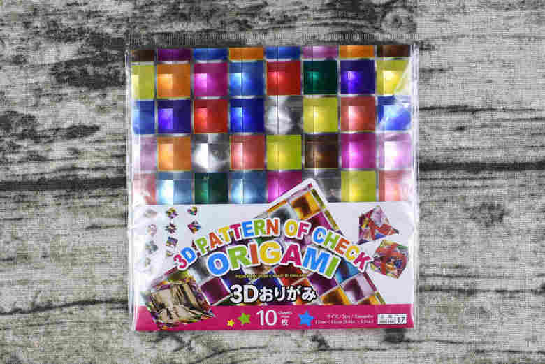 続いては、折って遊べるのはもちろん、インテリアとしても使えるダイソー「3Dおりがみ」をご紹介します。キラキラと輝く、立体的に見えるこちらの折り紙は、様々な用途で活用できそうな予感。