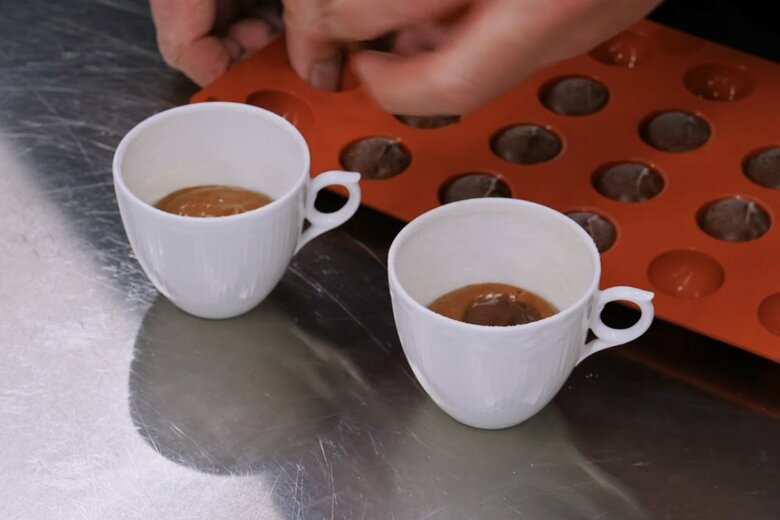 【作り方2】冷蔵室で固めたチョコソースをカップの中にひとつずつ入れる