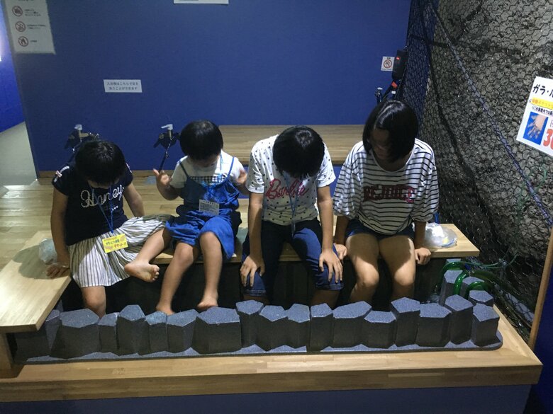 並んで足湯に入る永井社長の4姉妹