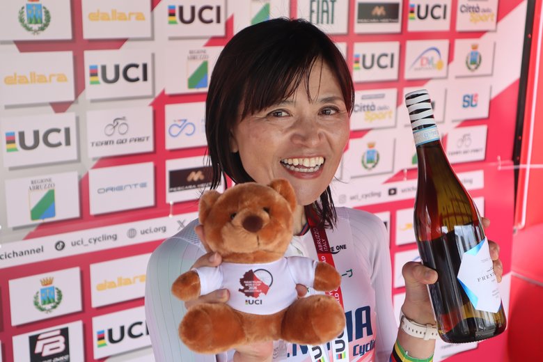 2026年、「UCI PARACYCLING WORLD CUP #3 ABRUZZO ITALIA」の表彰式にて