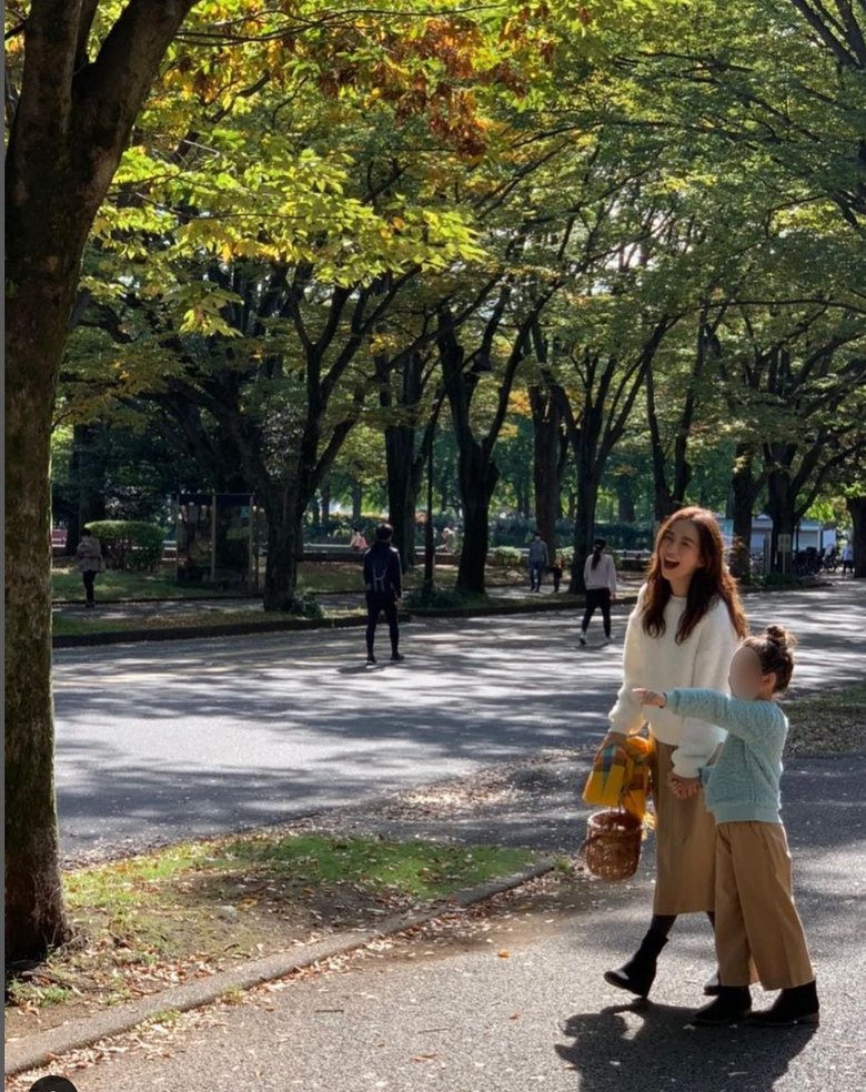 娘さんと公園を散歩