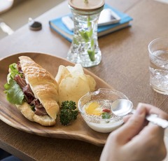 「今日はひとりで過ごしたい…」職場ランチのお誘いをうまく断るには？