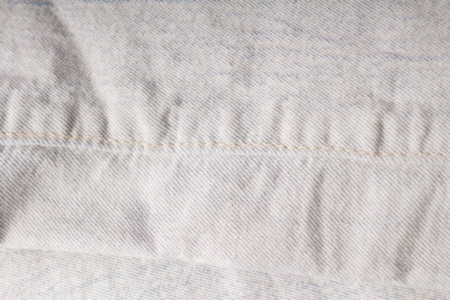 白いデニムパンツの画像