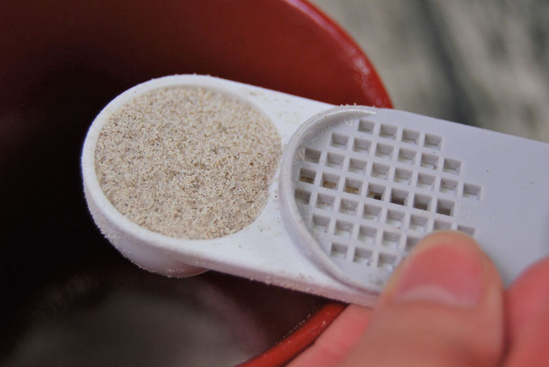セリアのおすすめキッチン用品「片手で簡単！ すりきり計量スプーン」の使用中画像