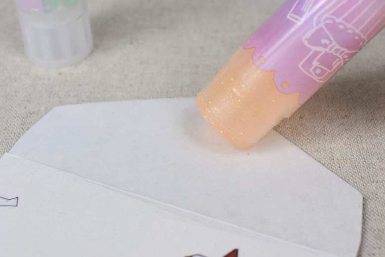 ダイソーの人気文房具「パステルコスメ ラメスティックのり」のオレンジを使用している画像