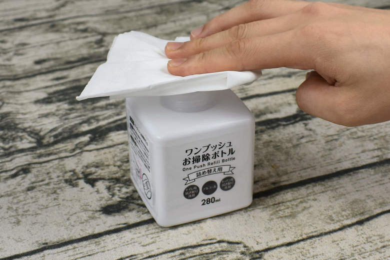 セリアおすすめ雑貨「ワンプッシュお掃除ボトル」の実物画像2