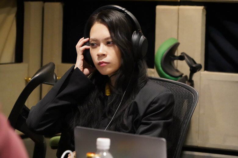 レコーディング中のショット、真剣な表情で音楽と向き合う