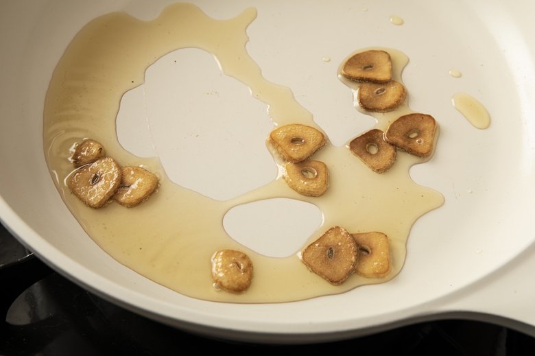 フライパンにごま油を入れて弱火で熱し、にんにくを入れて焦がさないように焼く。両面が茶色くなりカリッとしてきたら取り出す。にんにくを焼いたごま油をボウルに入れ、Ｂを加えて混ぜ合わせる。レタス、にんじん、スプラウトを加えてあえる。