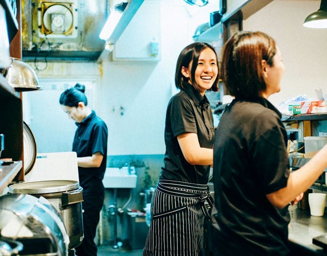 従業員と話す中村さん