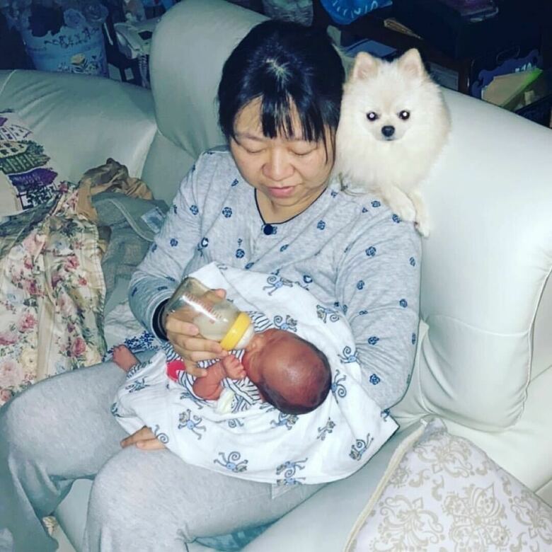 長男が生まれたばかりのころ、朝4時にミルクをあげる、やしろ優さん。眠そう…（本人提供）