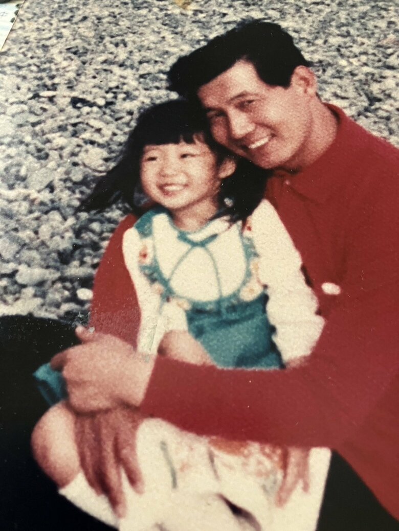 子ども時代の大東さん。名鉄バスの運転手だった父と
