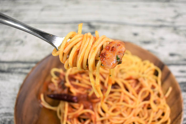 相性がよいのは、トマトソースとパスタだけではありません。ウインナーとパスタを一緒に食べると、スモーキーな香りがにんにくの風味を引き立てます。中央のカイエンペッパーは、少しかじるだけでも辛さが倍増。辛味をパワーアップさせたい時に、トマトソースと絡めて食べるのがおすすめです。