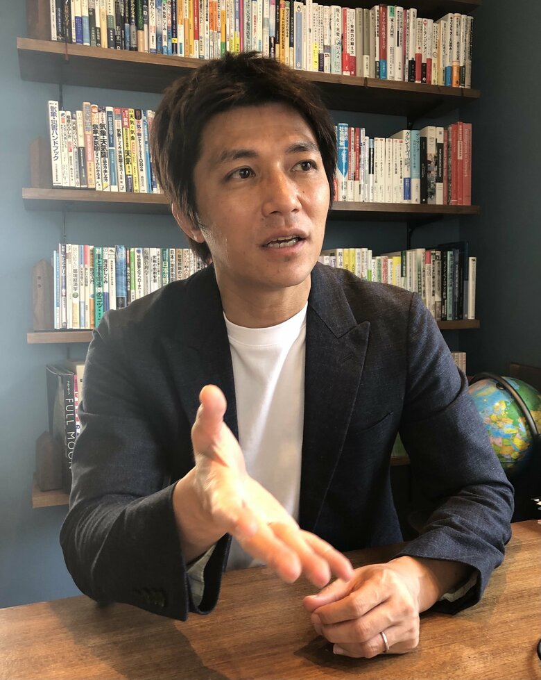 自宅の本棚には、気象に関する本がずらりと並ぶ