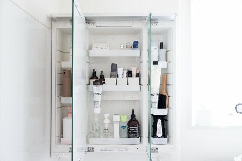 造りつけの収納には収まる分だけ、アイテムを決めてまとめている