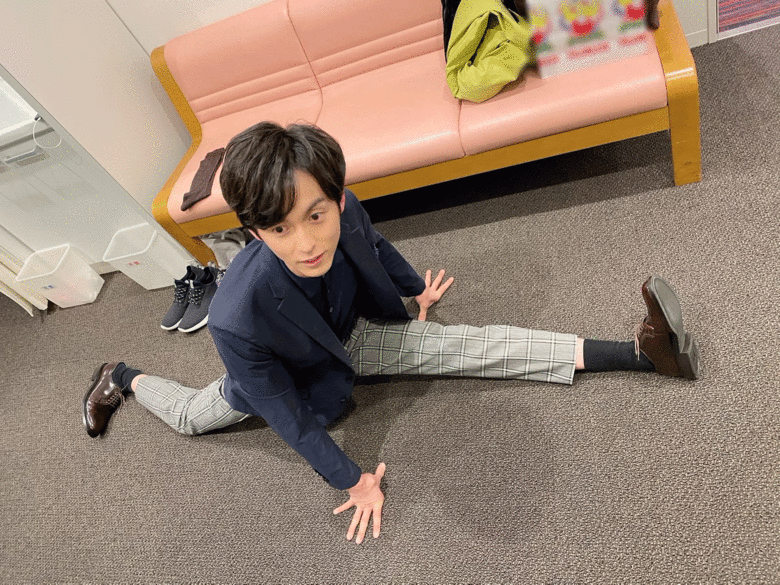 楽屋でストレッチ。柔軟性がすごい！