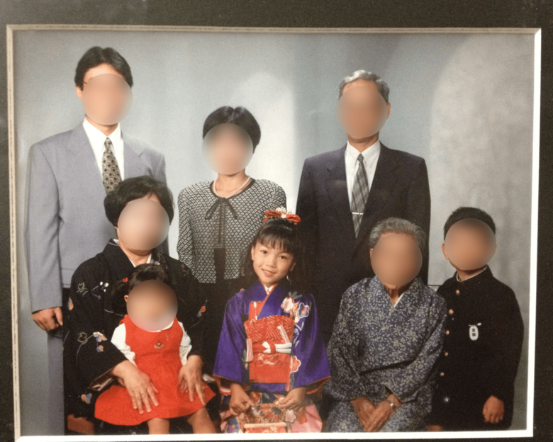 8人家族のにぎやかな環境のなかで育った