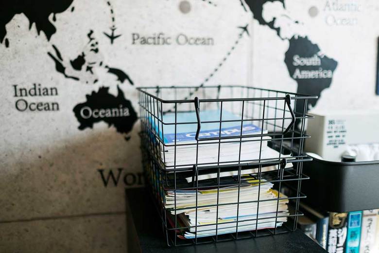 ▲積み重ねできるバスケット　フィロー2（ハーフ）一つ925円、ウォールステッカー6090（ワールドマップ）925円（ともに税抜）