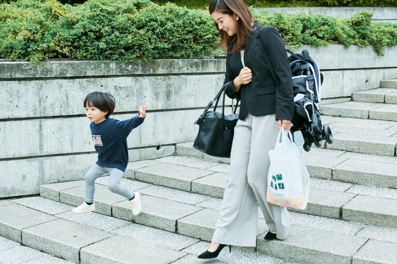 ▲最近、保育園からの帰り道は階段で遊ぶのがブーム。「今日はこっちから帰りたい！」。（ココロンコンパクト）
ラクに背負える「ココロンコンパクト」なら、そんなわがままにも気軽につきあえるようになる。