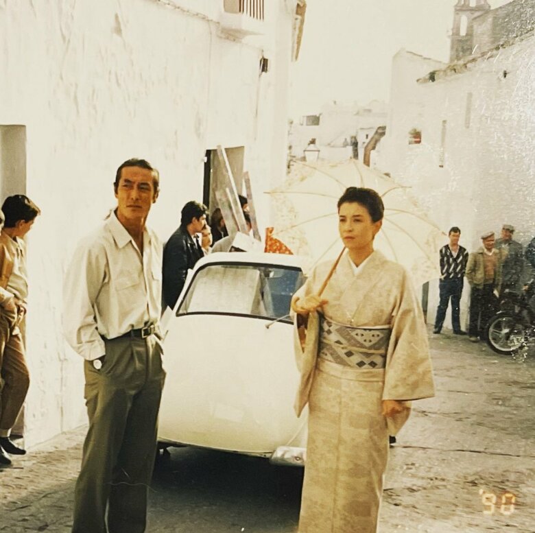 夫婦共演のCM撮影で海外を訪れた際の一枚