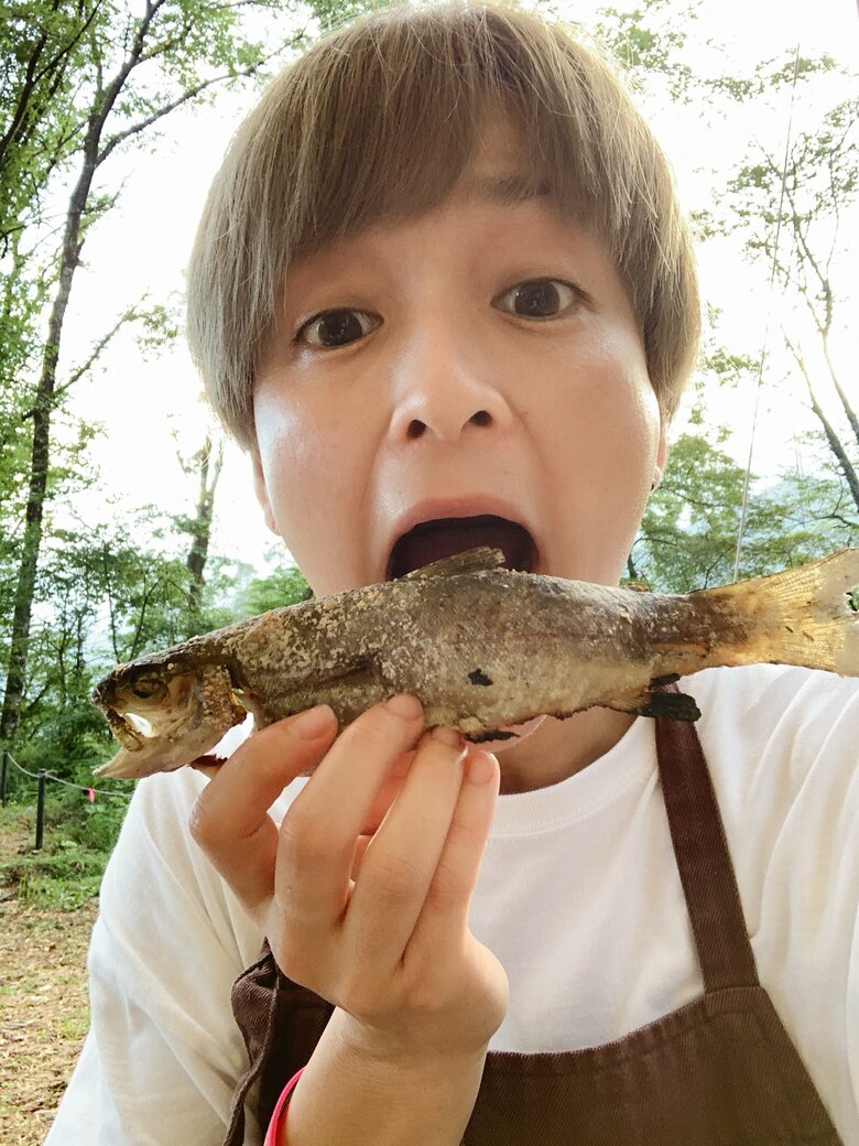 自分で釣ったニジマスを塩焼きにしてガブリ！