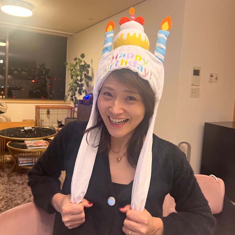 48歳の誕生日に、夫が用意した被り物で笑顔溢れる金子さん